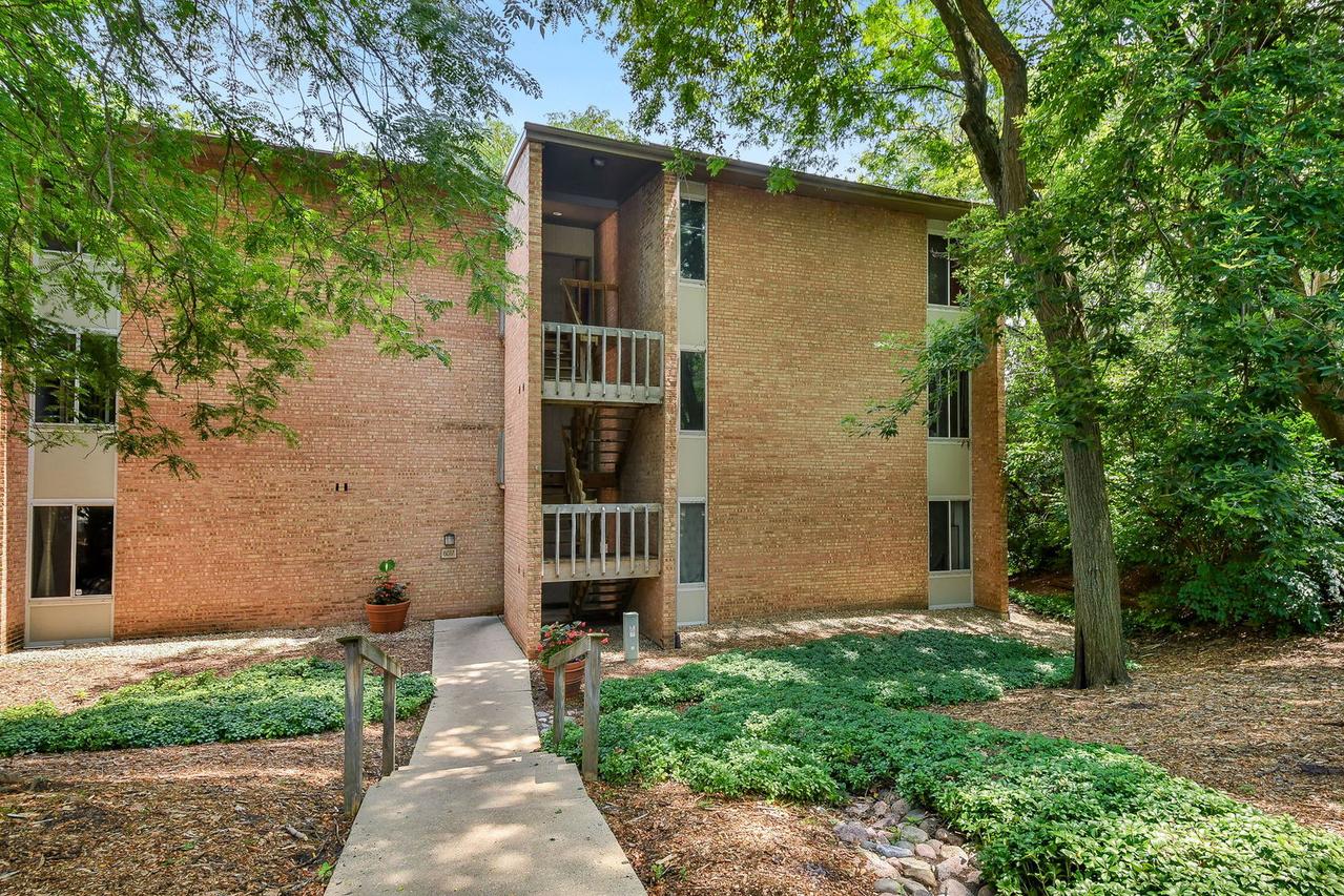 6017 Forest View Rd. #3-C, Lisle, IL 60532