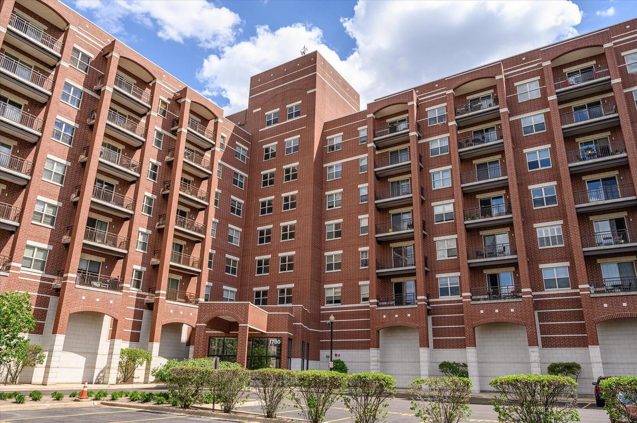 1700 Riverwoods Dr. #520, Melrose Park, IL 60160