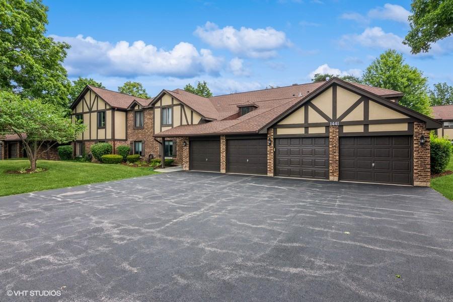 1441 Haverhill Dr. #B, Wheaton, IL 60189