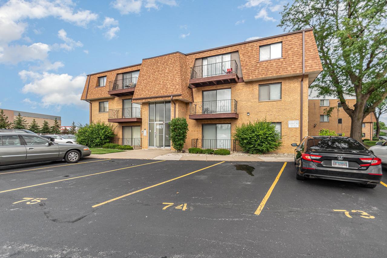 4827 W 109th St. #203, Oak Lawn, IL 60453