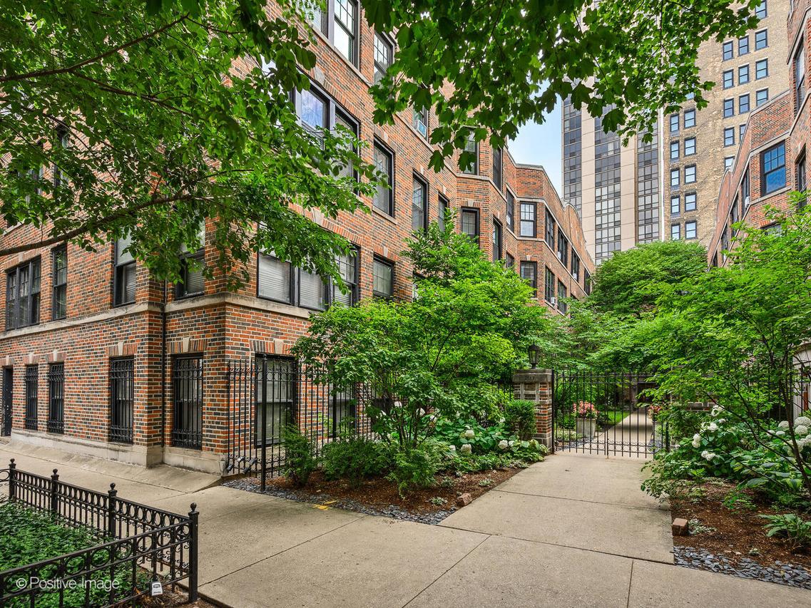 2319 N Commonwealth Ave. #2E, Chicago, IL 60614