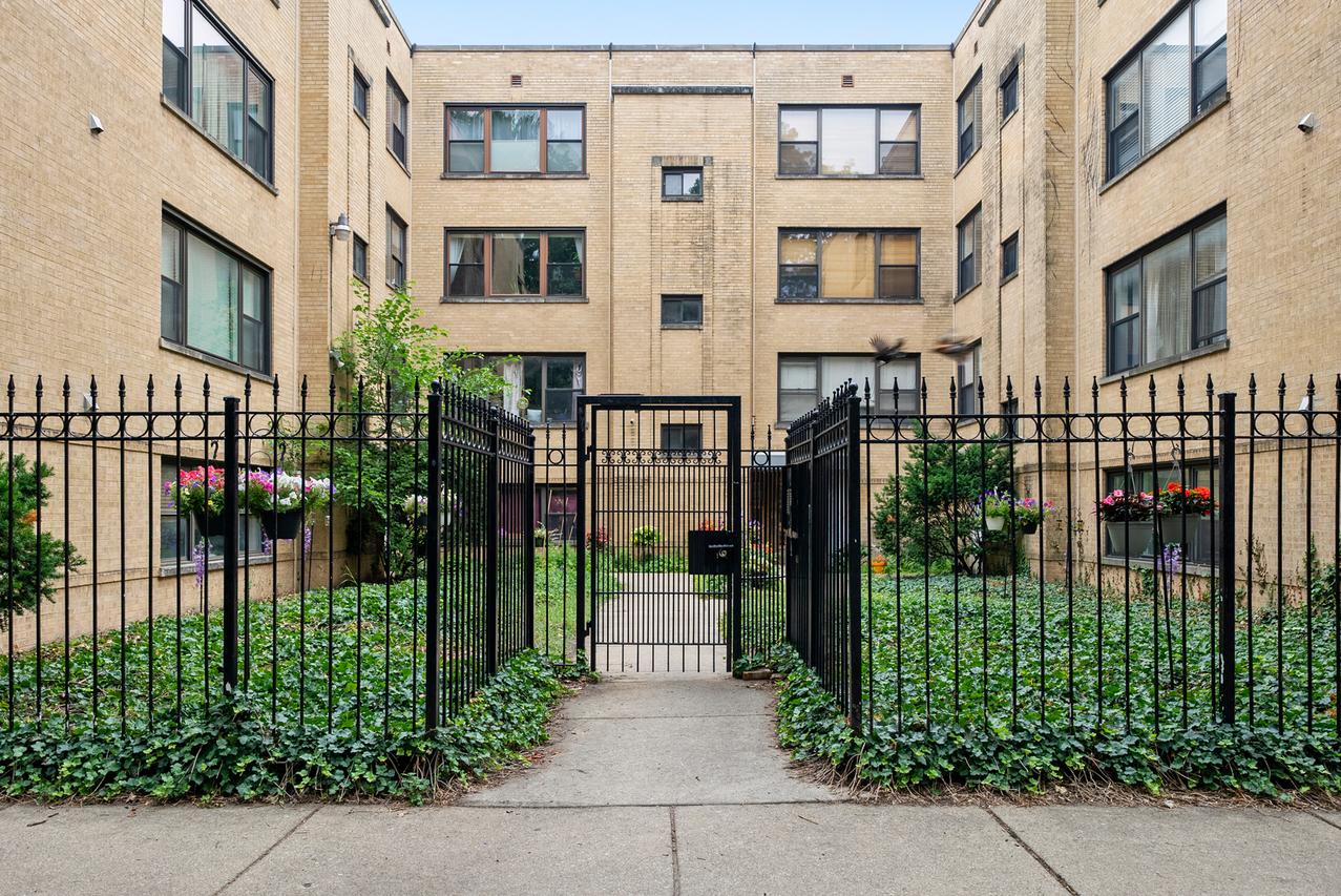 7409 N Seeley Ave. #2B, Chicago, IL 60645