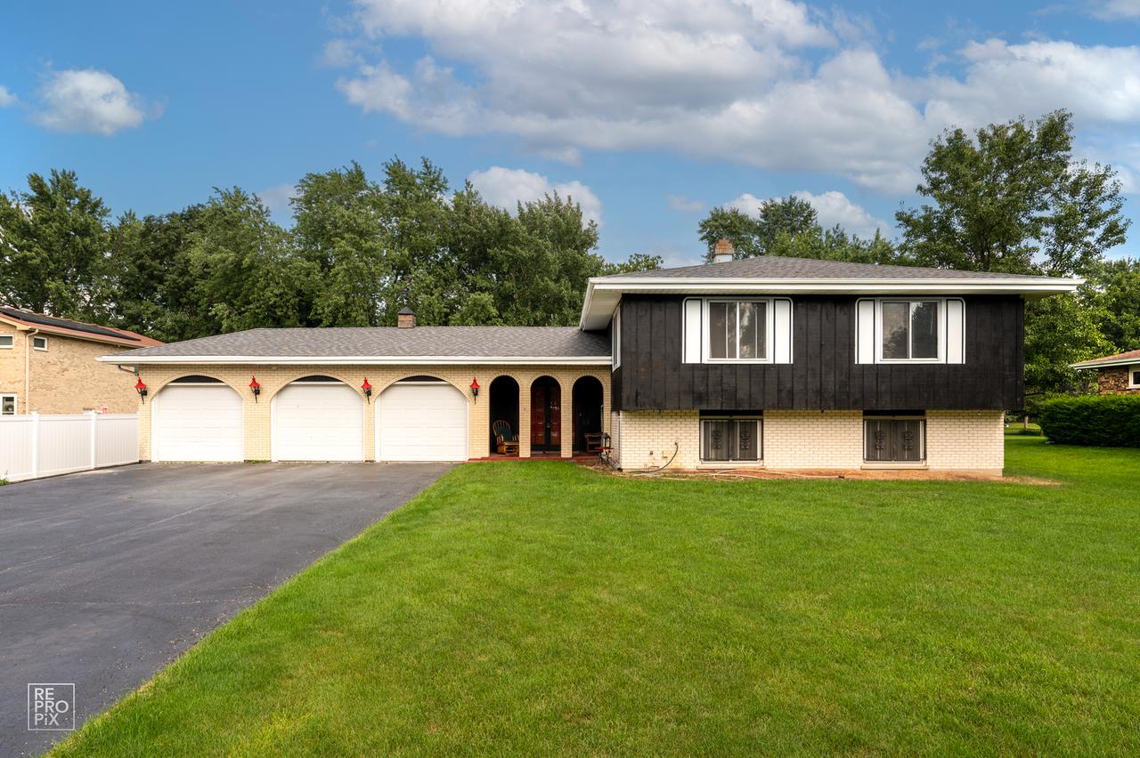 7S261 S River Rd., Naperville, IL 60540