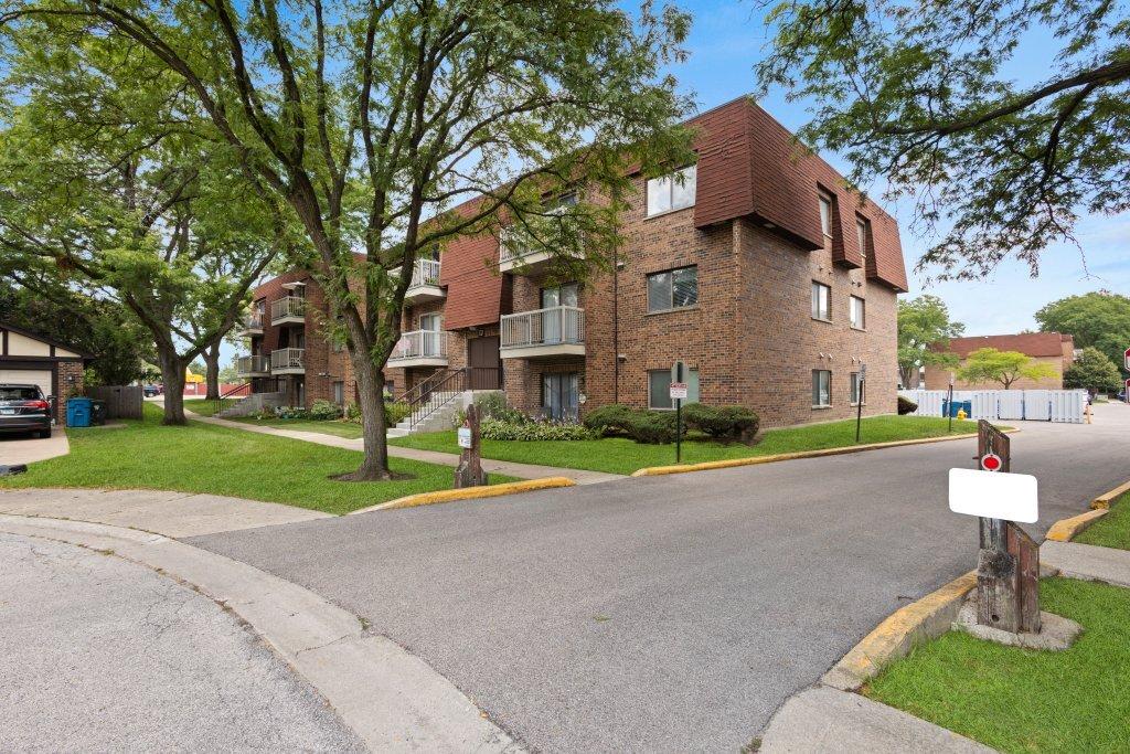 707 W Central Rd. #2C6, Mount Prospect, IL 60056