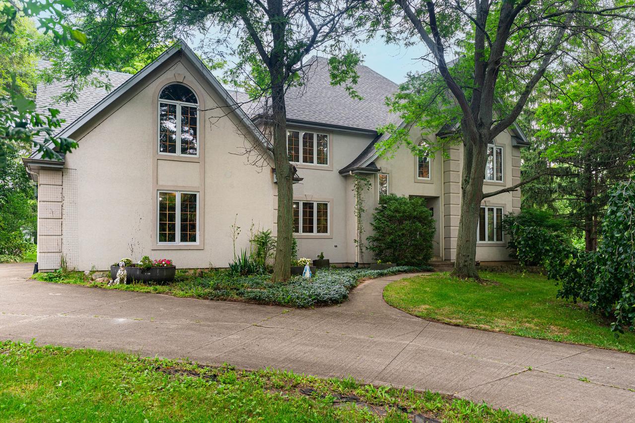 21210 W Lakeview Pkwy., Mundelein, IL 60060
