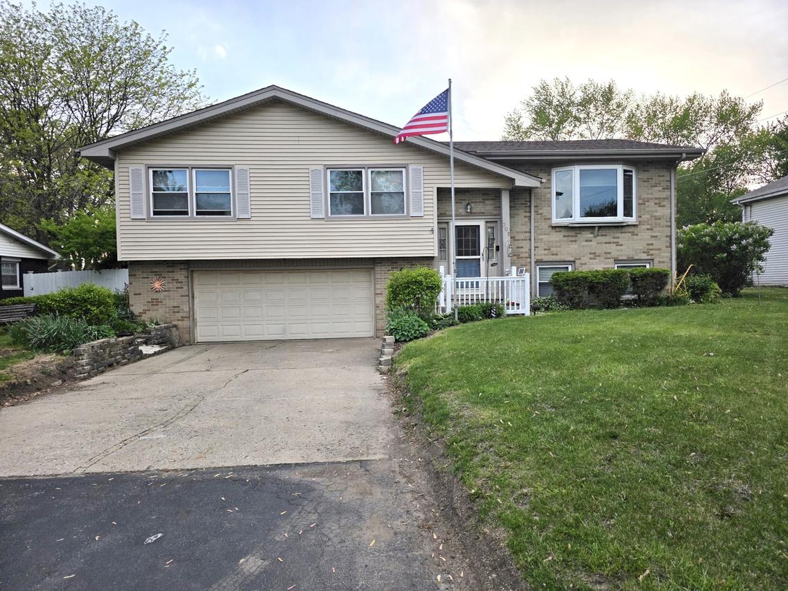 305 Arrowhead Dr., Shorewood, IL 60404