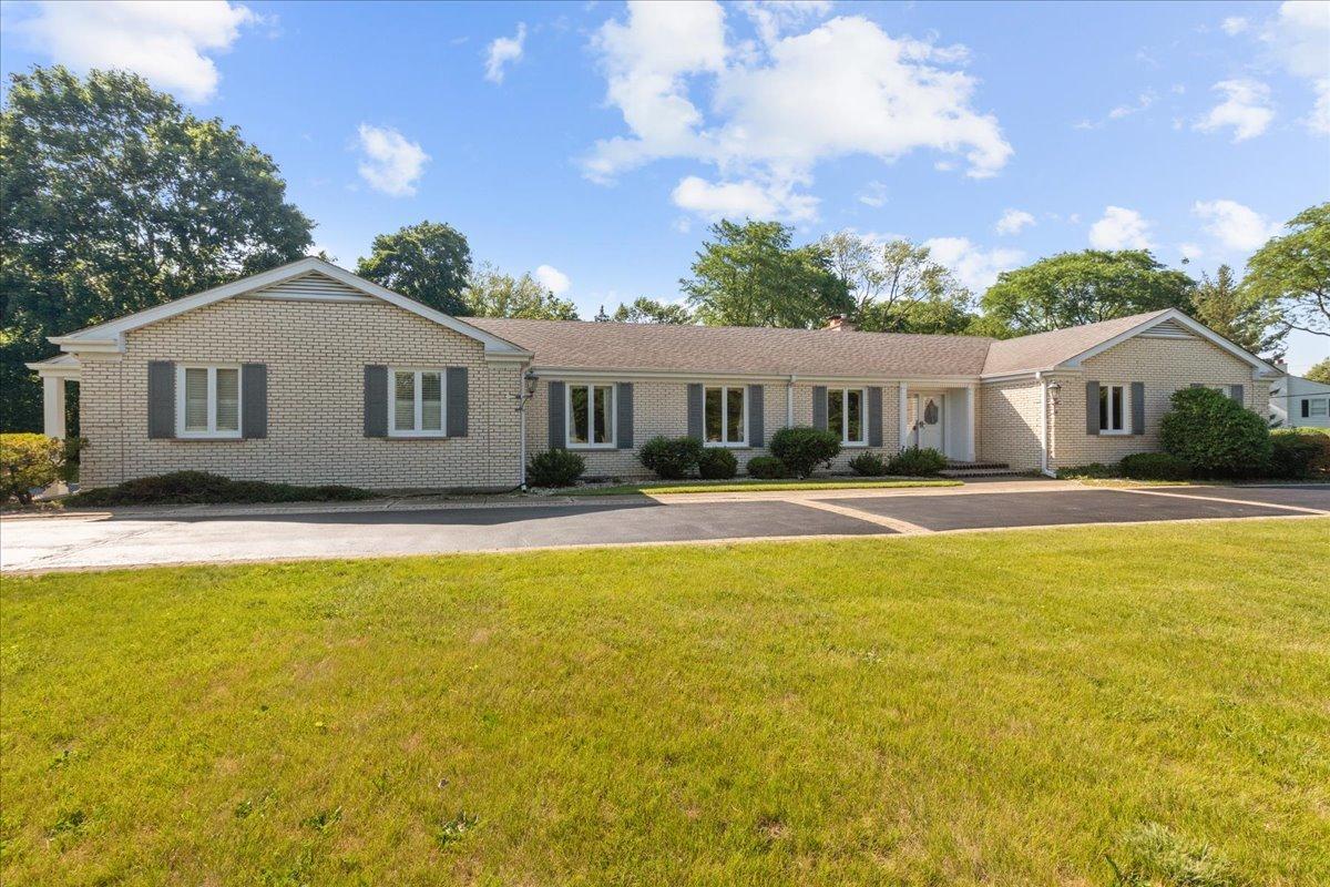 972 Castlegate Ct., Lake Forest, IL 60045