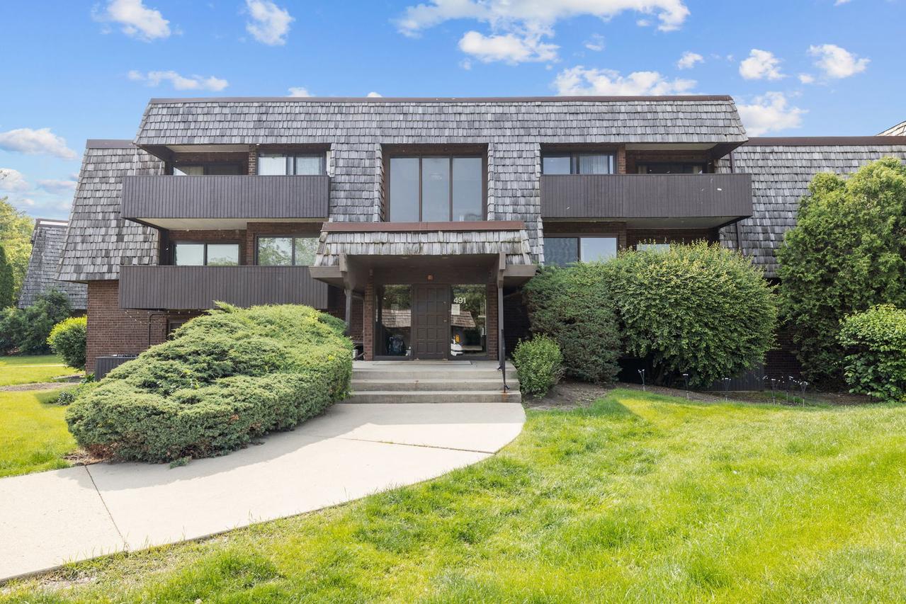 491 Timber Ridge Dr. #104, Carol Stream, IL 60188