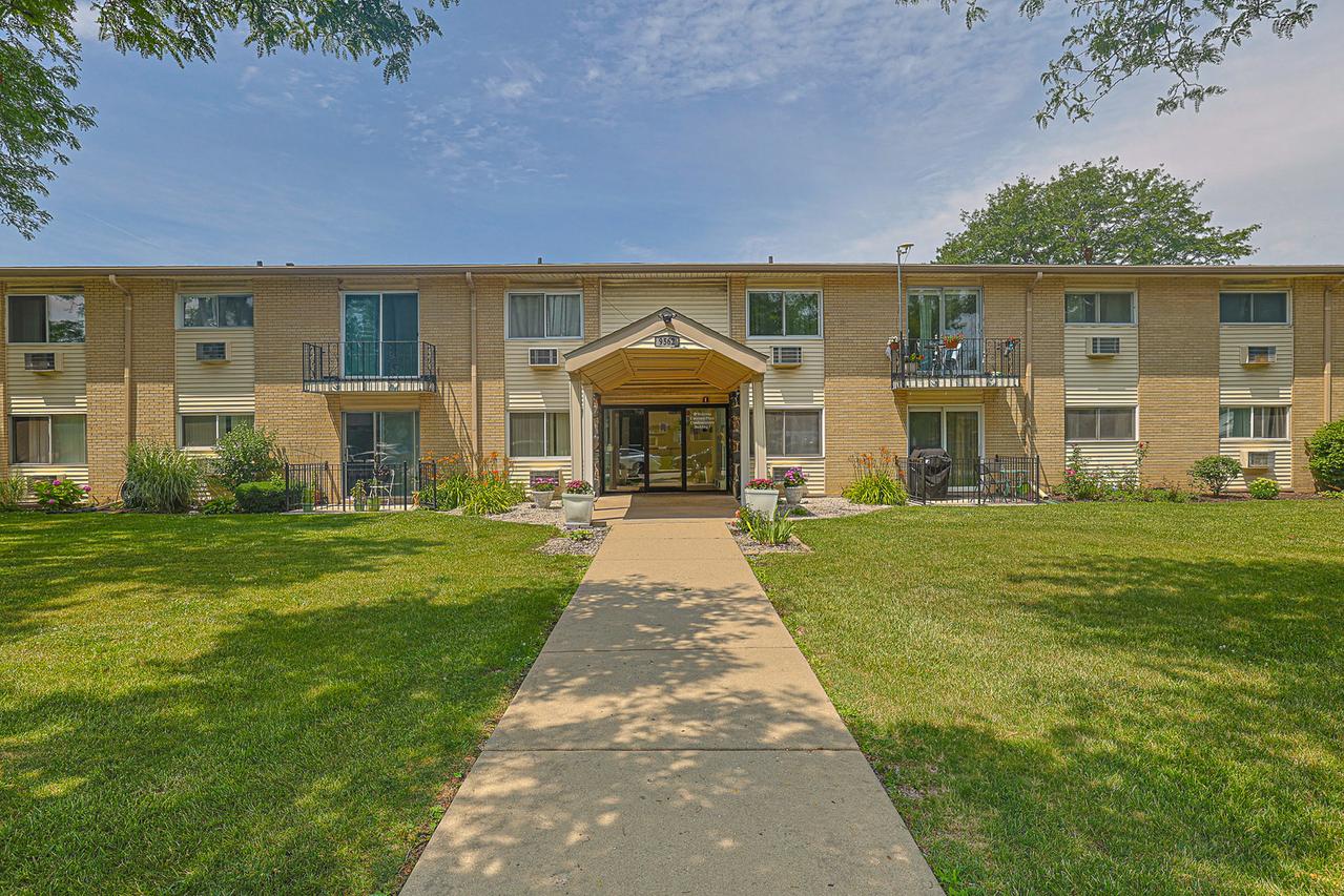 9562 Park Ln. #1D, Des Plaines, IL 60016