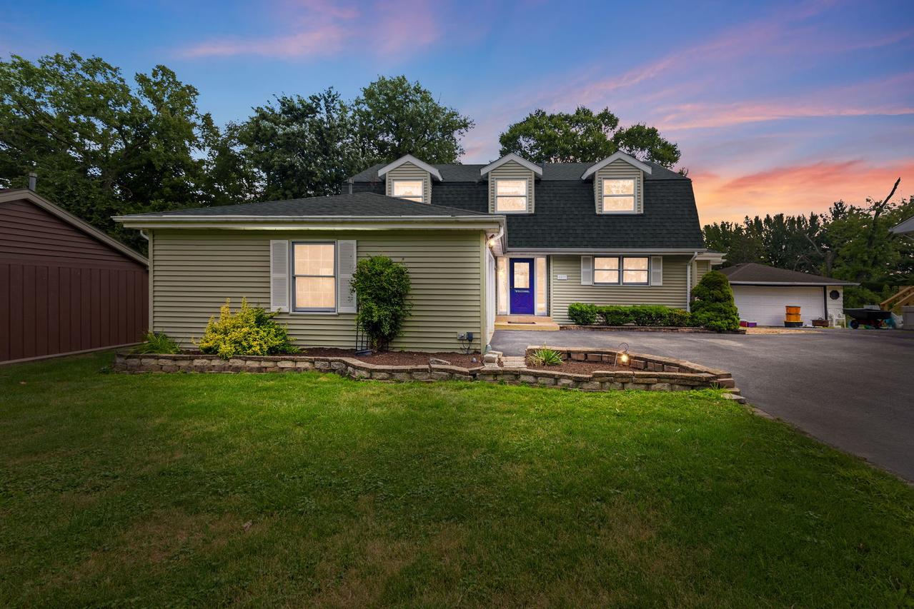 5537 Pershing Ave., Downers Grove, IL 60516