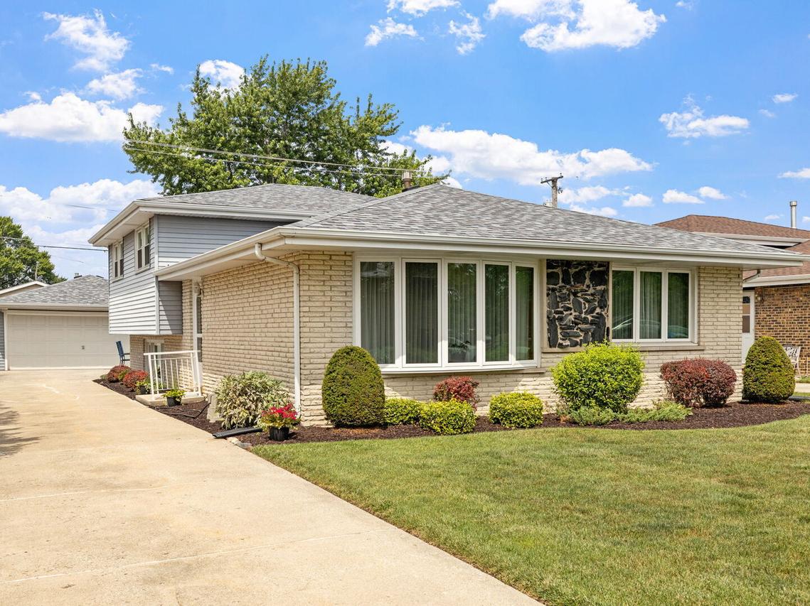 8424 Moody Ave., Burbank, IL 60459