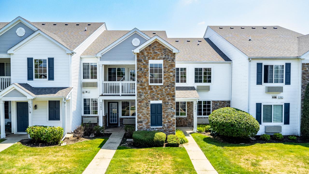 1521 Silverstone Dr. #3, Carpentersville, IL 60110