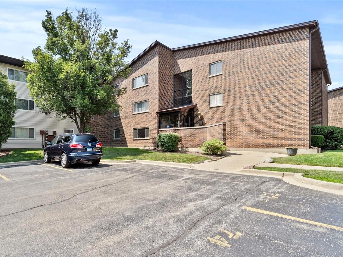 650 Perrie Dr. #303, Elk Grove Village, IL 60007