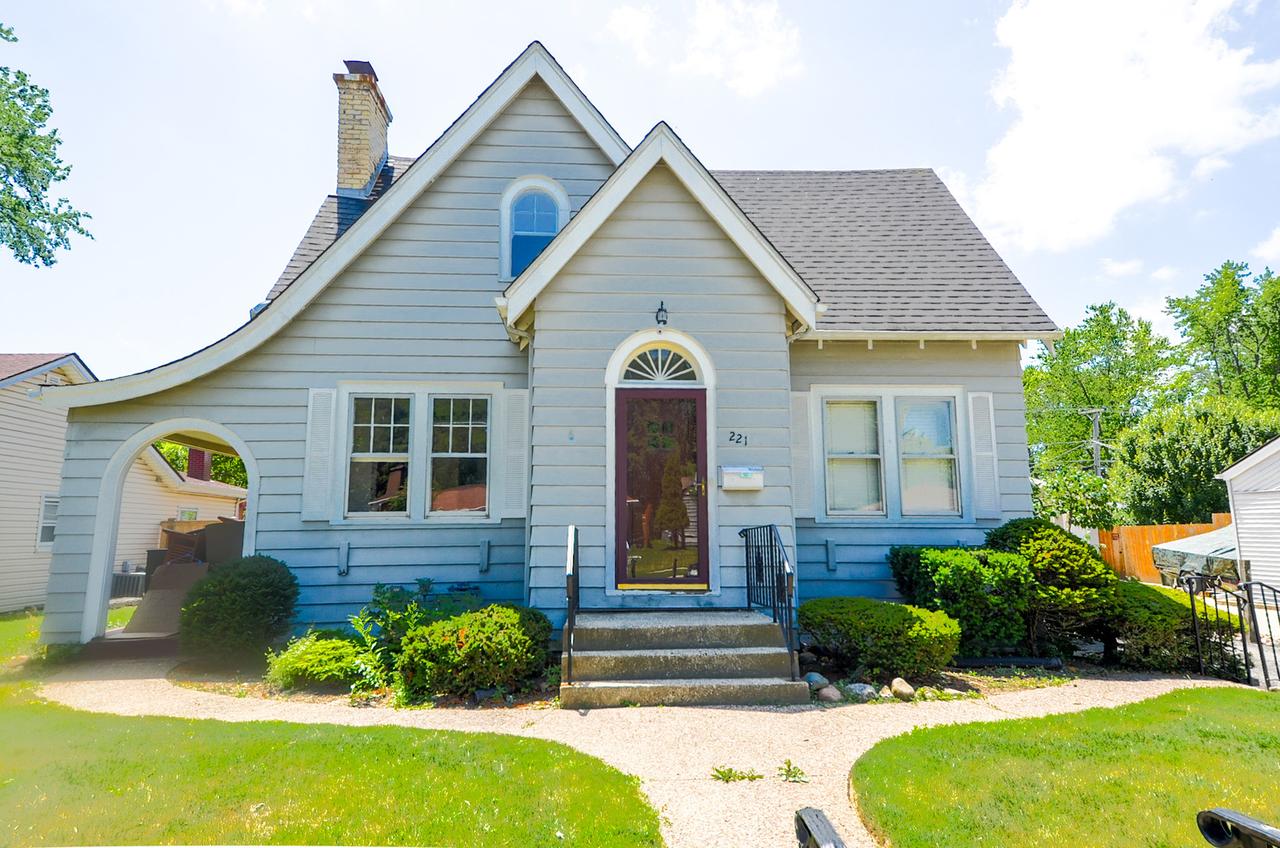 221 W Courtland St., Mundelein, IL 60060