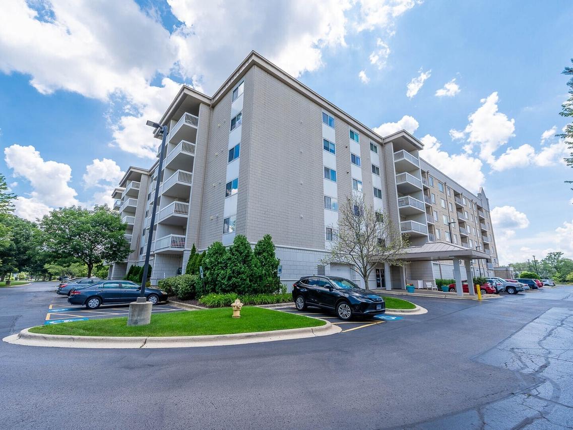 2020 Saint Regis Dr. #501, Lombard, IL 60148