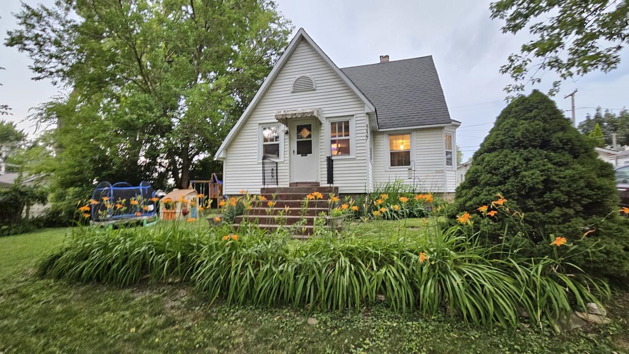 337 Lily Ln., Lakemoor, IL 60051