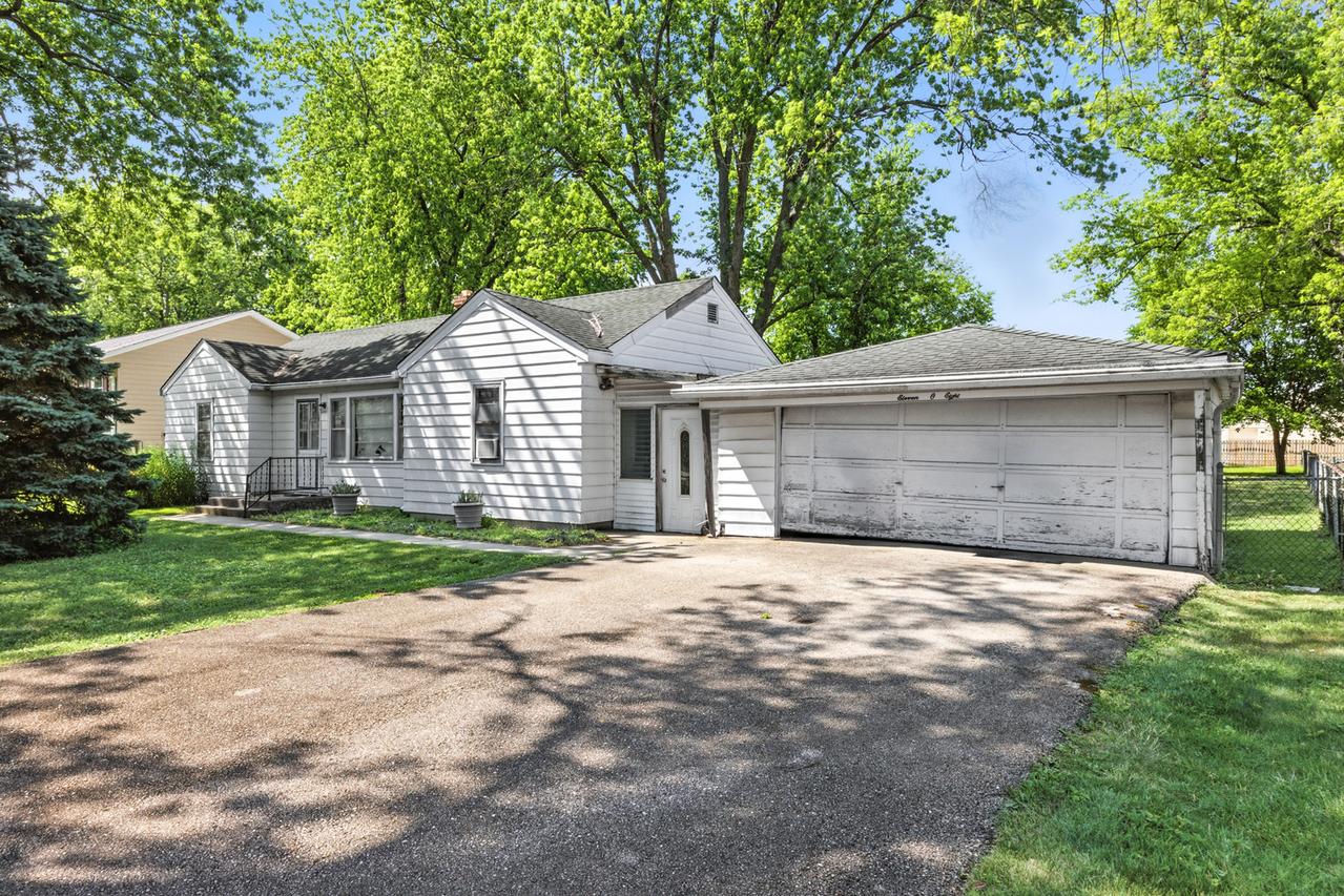 1108 Everett Ln., Des Plaines, IL 60018