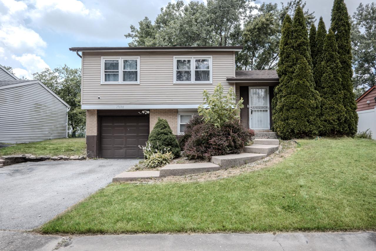 17690 Hillcrest Dr., Country Club Hills, IL 60478