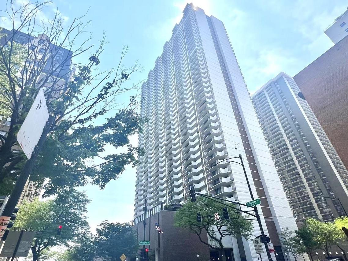 6033 N Sheridan Rd. #27C, Chicago, IL 60660