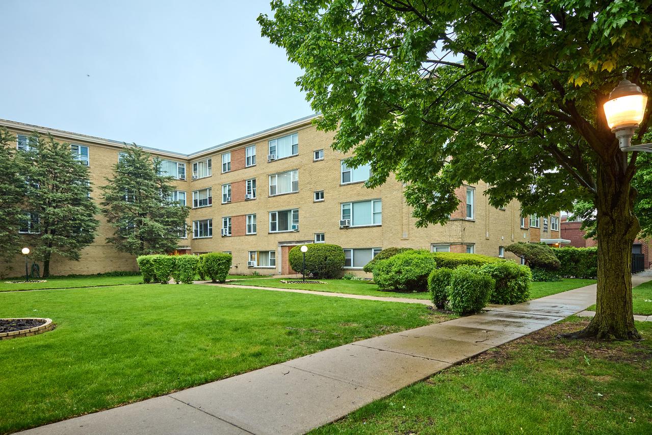 6021 N Damen Ave. #202, Chicago, IL 60659