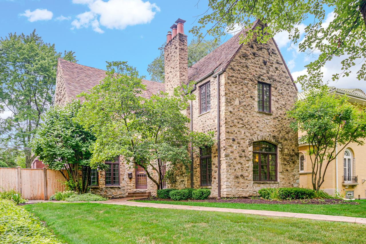 2014 W Hopkins Pl., Chicago, IL 60643