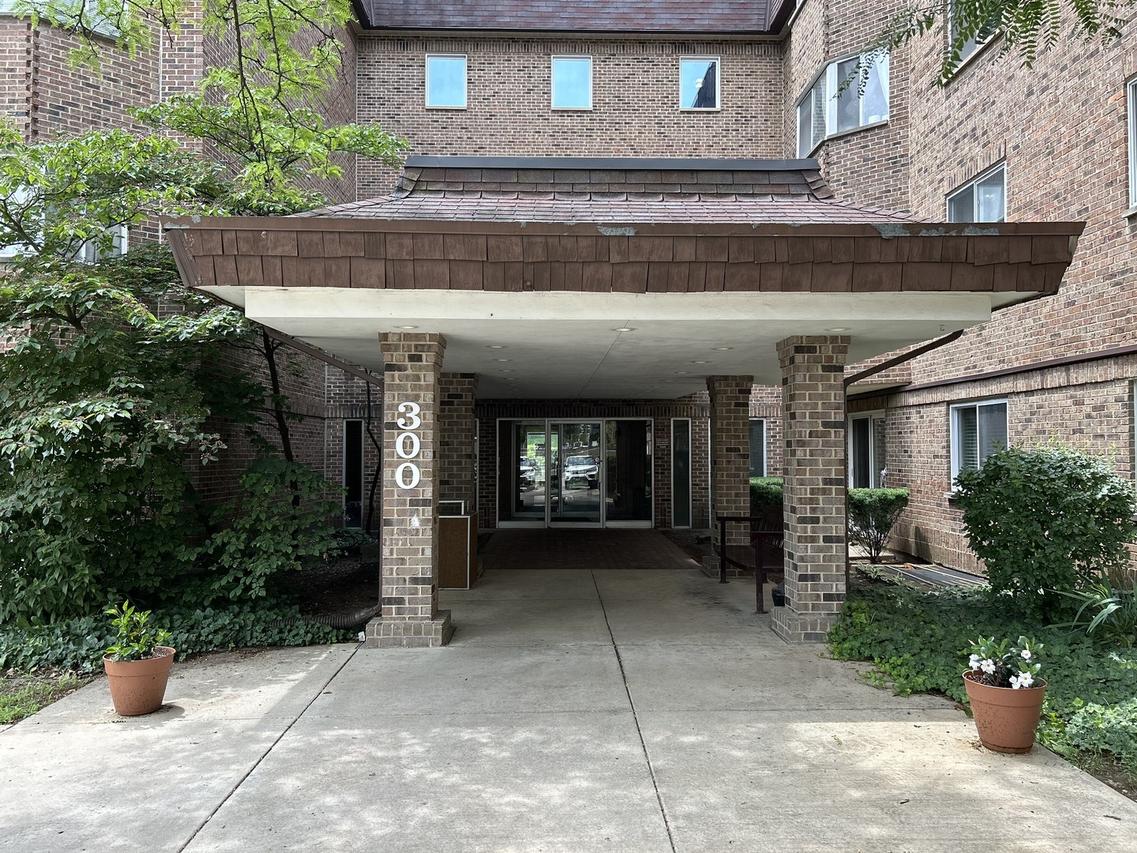 300 Roselle Rd. #419, Schaumburg, IL 60193