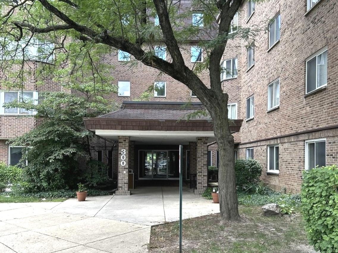 300 Roselle Rd. #419, Schaumburg, IL 60193