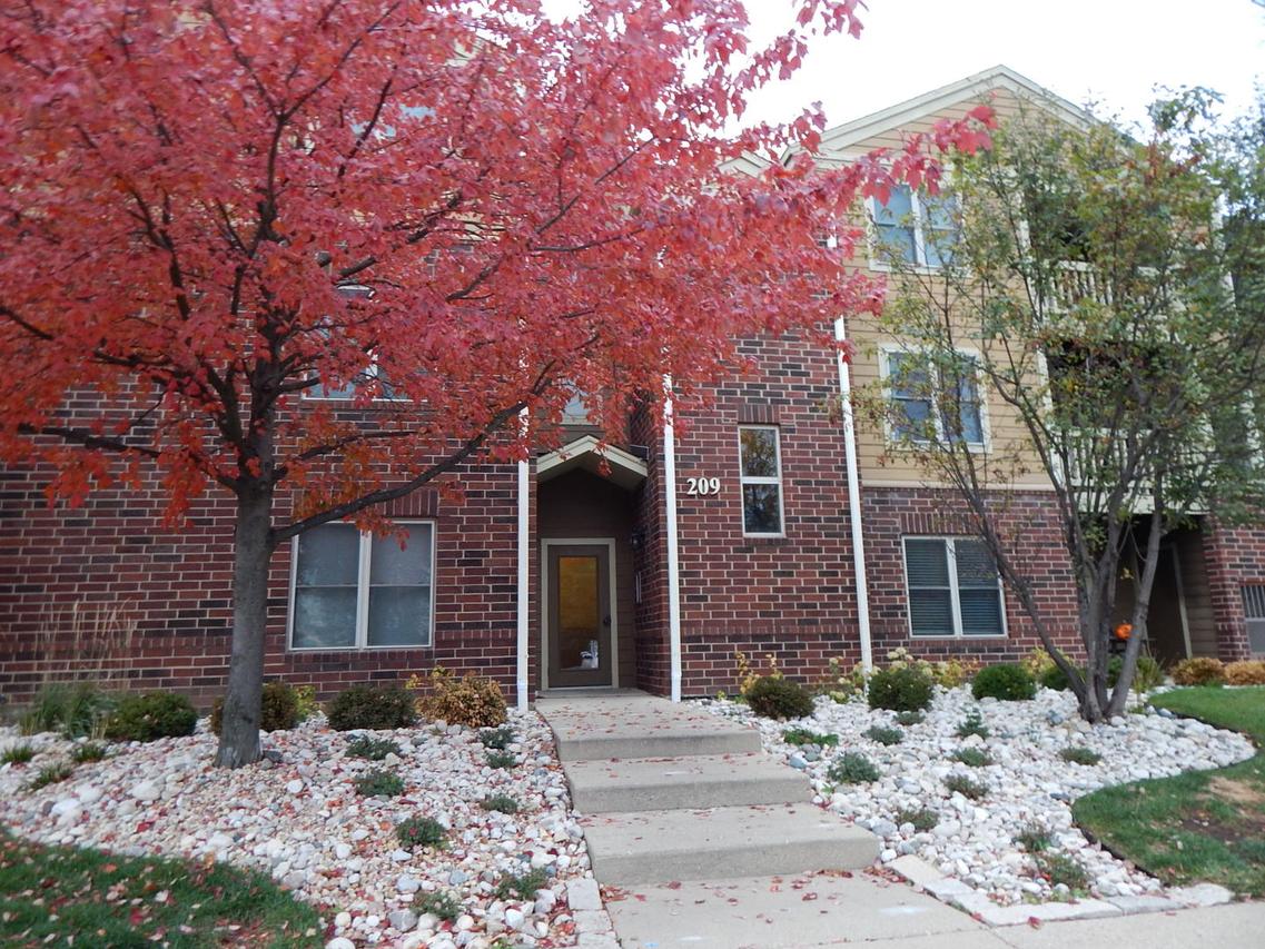 209 Glengarry Dr. #302, Bloomingdale, IL 60108