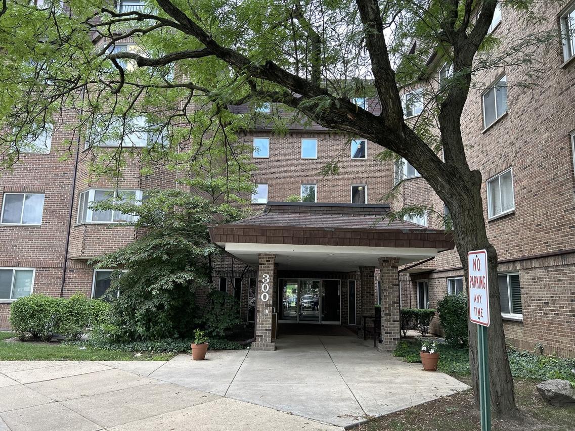 300 S Roselle Rd. #116, Schaumburg, IL 60193