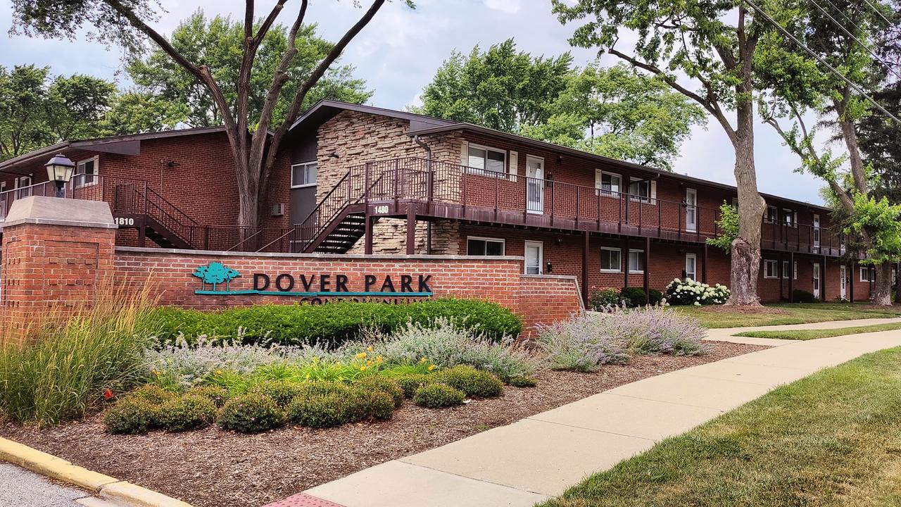 1810 W Hatherleigh Ct. #2A, Mount Prospect, IL 60056