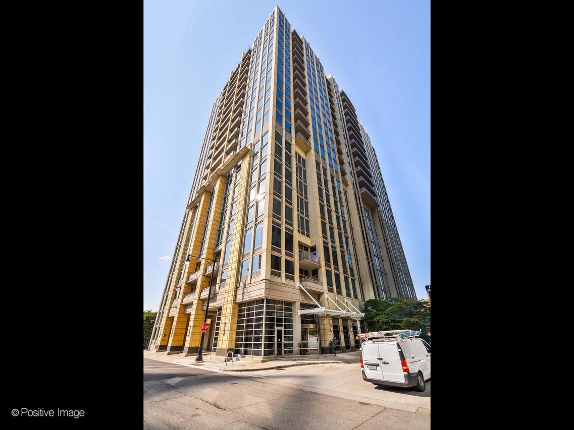 700 N Larrabee St. #2008, Chicago, IL 60654