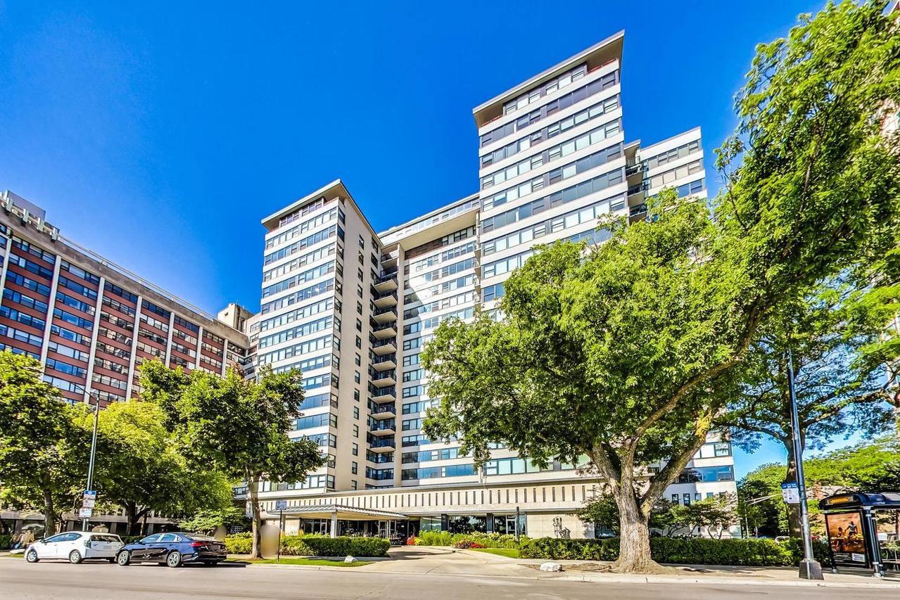 3430 N Lake Shore Dr. #10M, Chicago, IL 60657