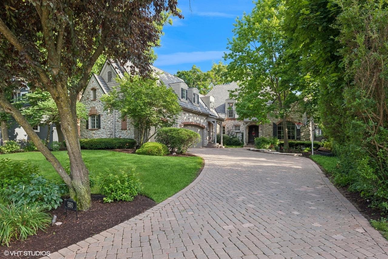580 Oak St., Glen Ellyn, IL 60137