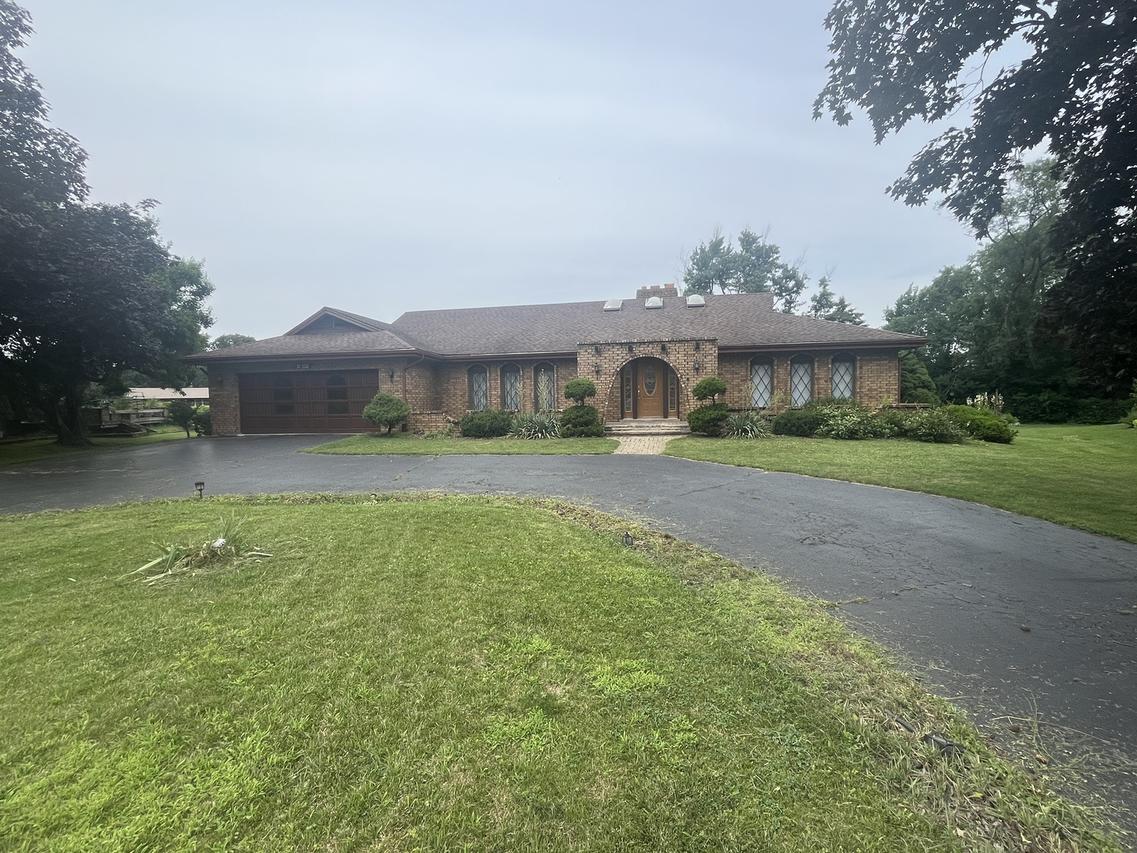 10S220 Hampshire Ln., Willowbrook, IL 60527