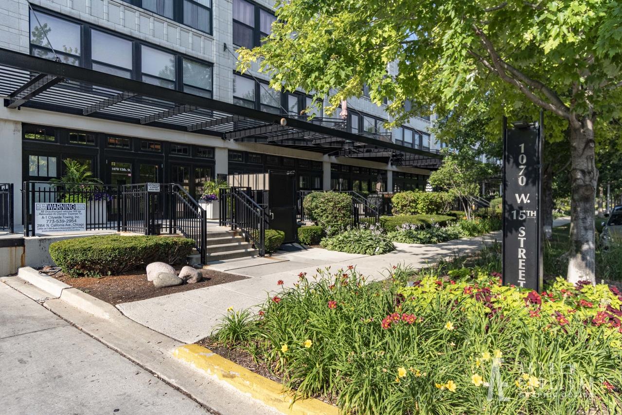 1070 W 15th St. #201, Chicago, IL 60608