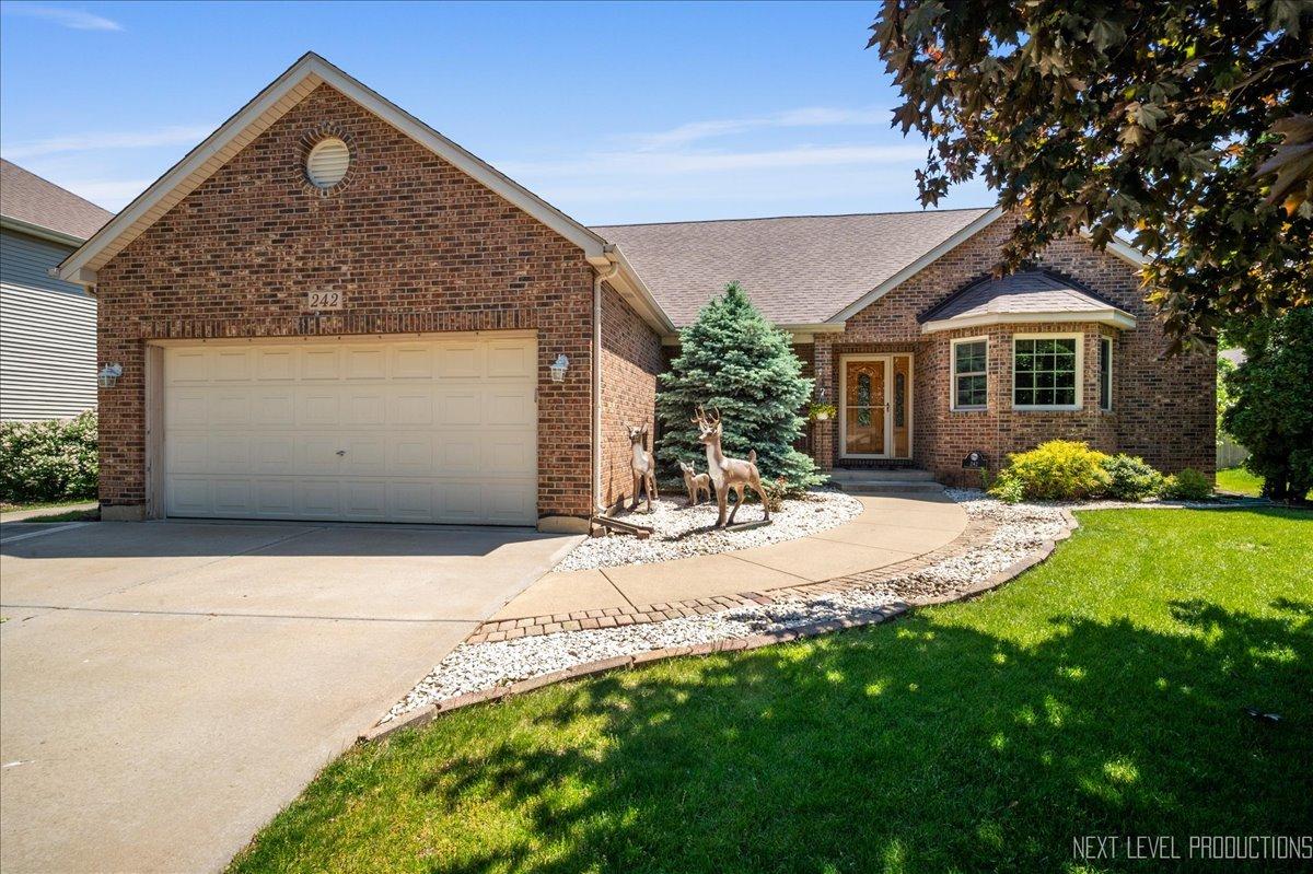 242 Willowwood Dr., Oswego, IL 60543