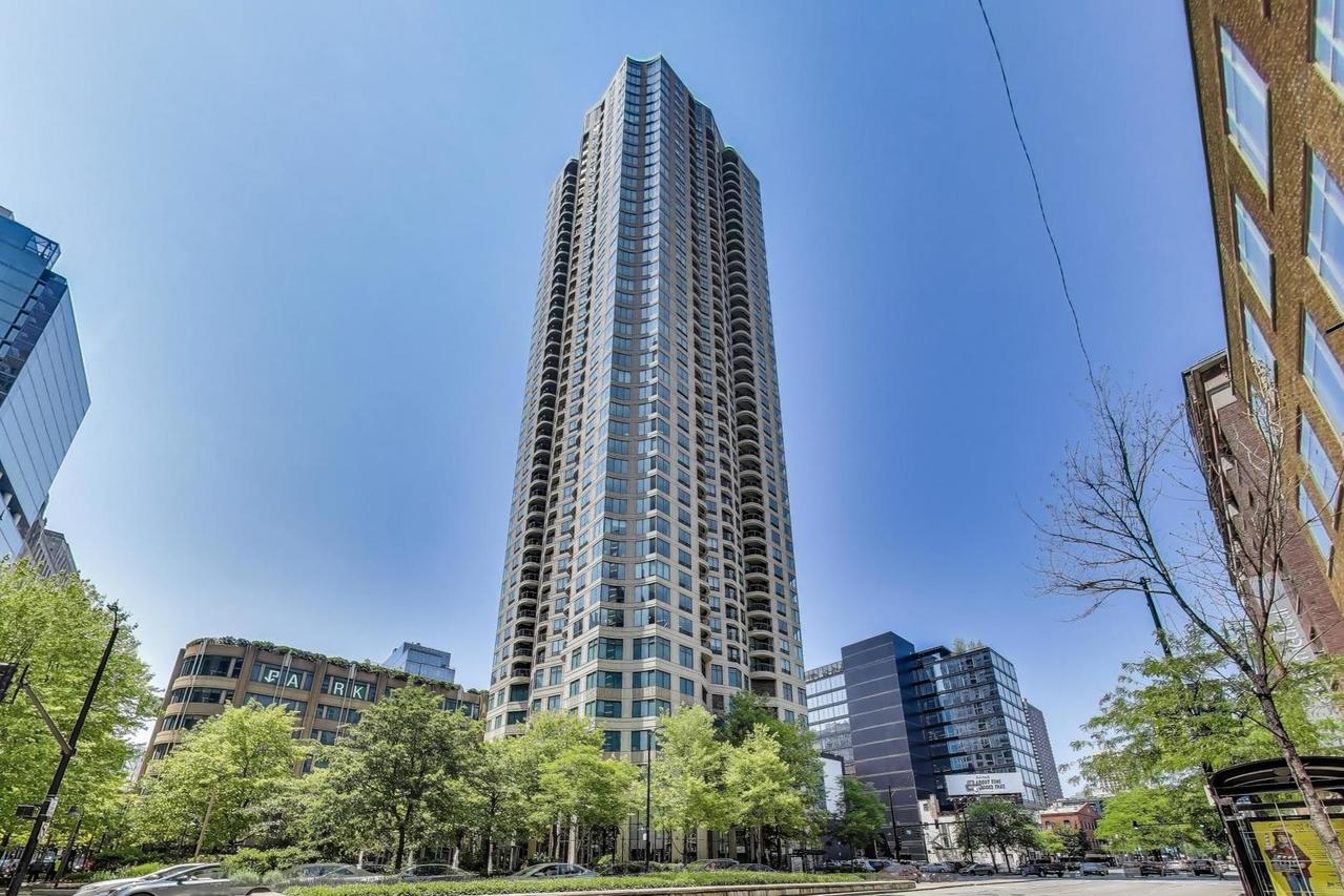 400 N La Salle Dr. #1607, Chicago, IL 60654