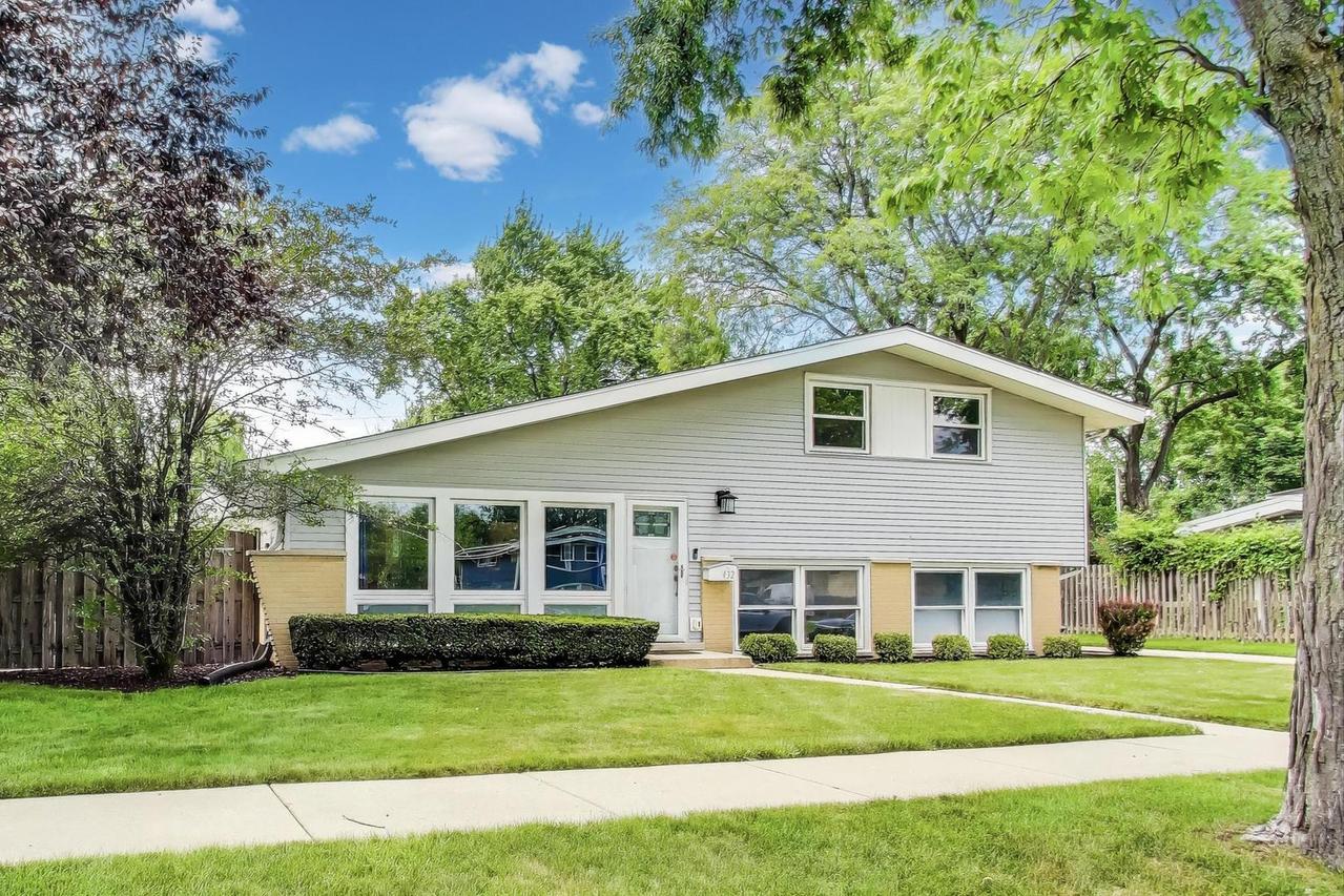 432 Sheryl Ln., Glenview, IL 60025