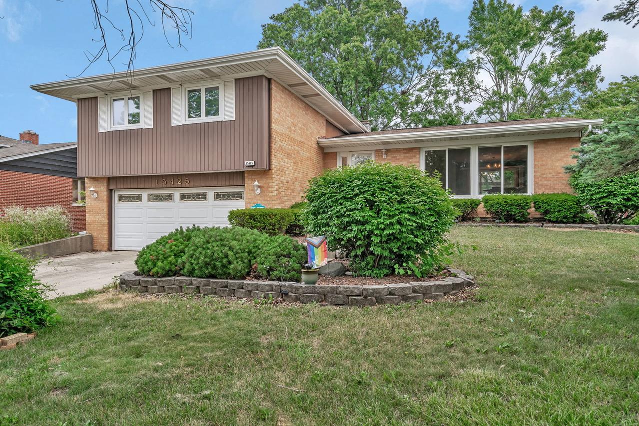 15425 Pine Dr., Oak Forest, IL 60452
