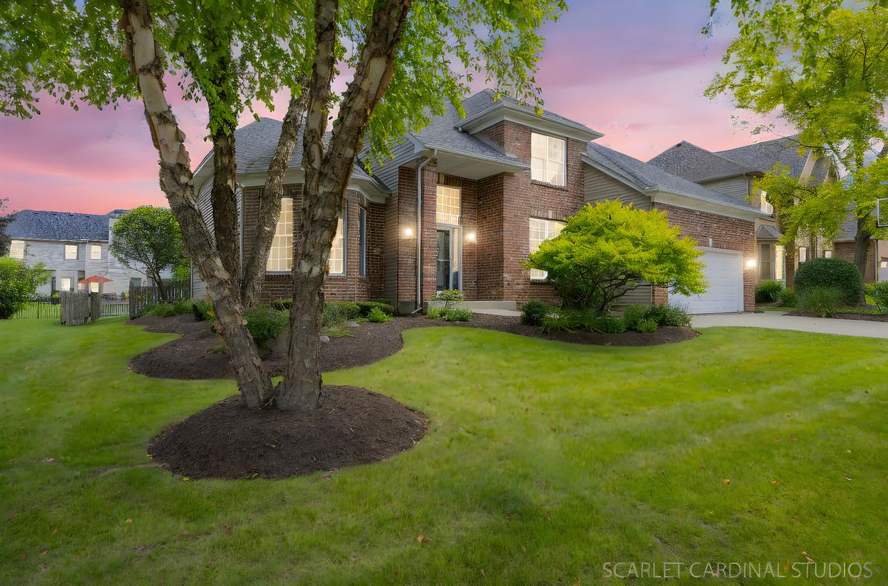 805 W Thornwood Dr., South Elgin, IL 60177