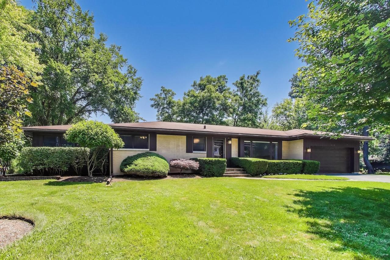 107 Brookside Ct., Libertyville, IL 60048