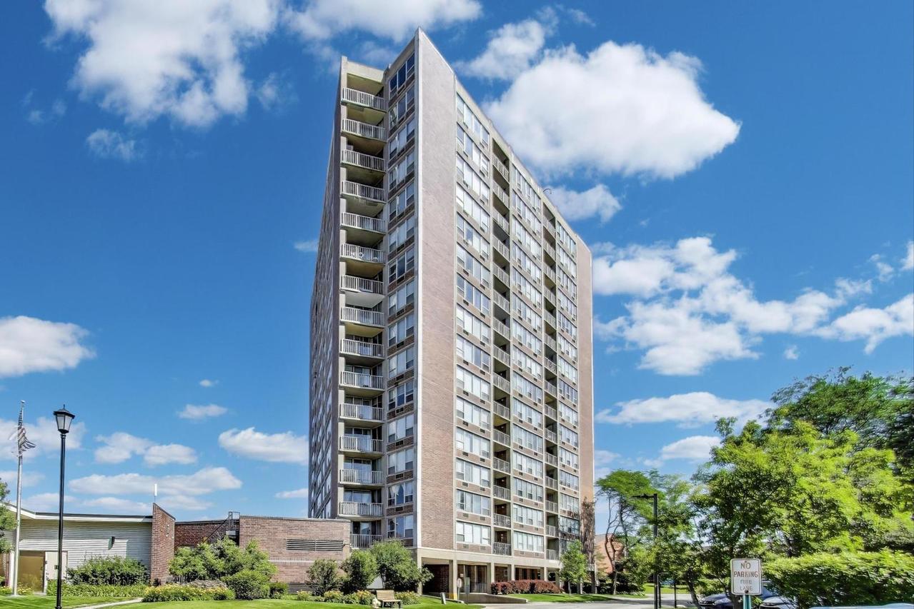 3925 Triumvera Dr. #14D, Glenview, IL 60025