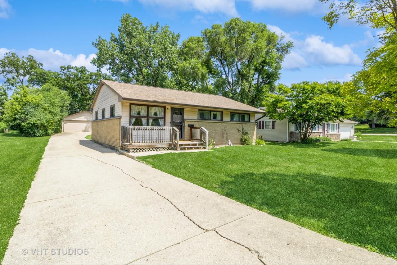 170 Old Farm Ln., Carpentersville, IL 60110