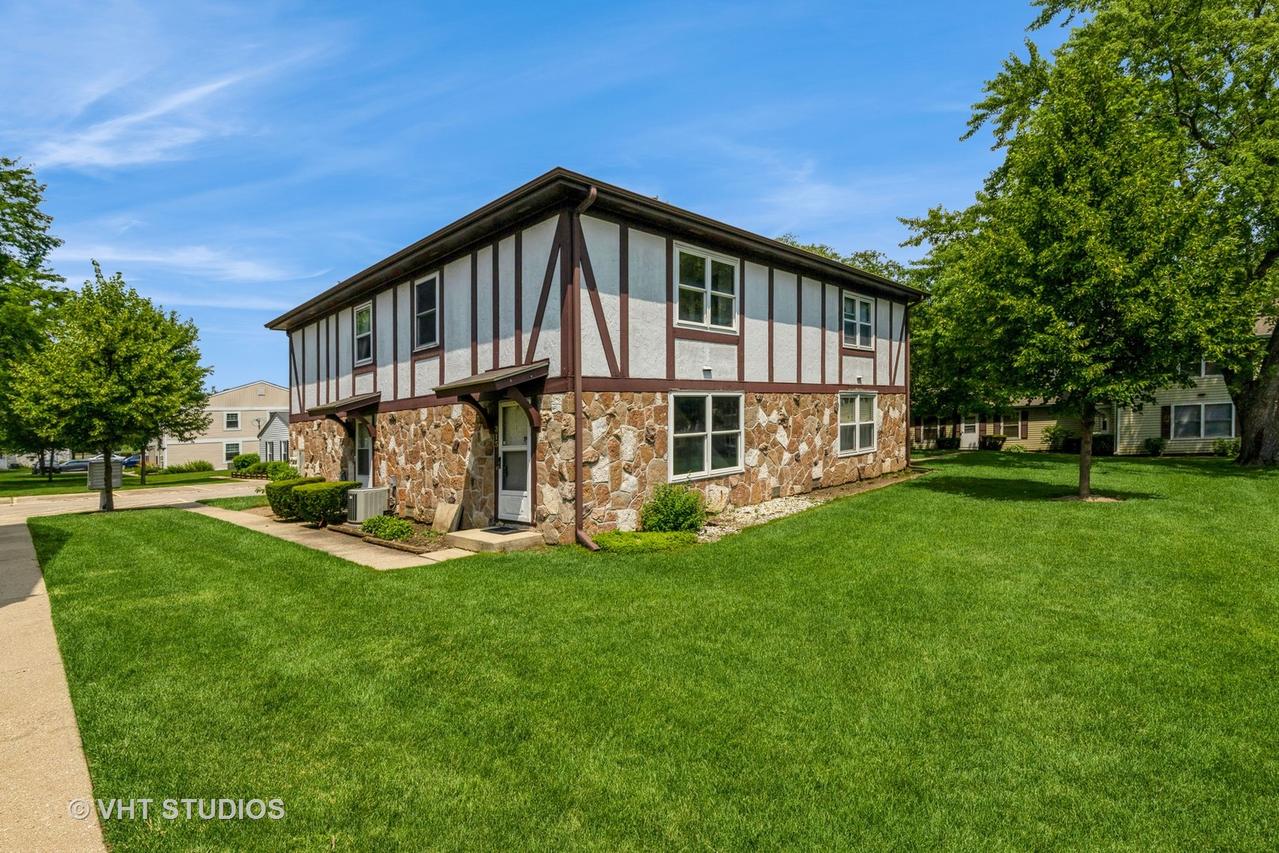 315 Meadow Ct., Vernon Hills, IL 60061