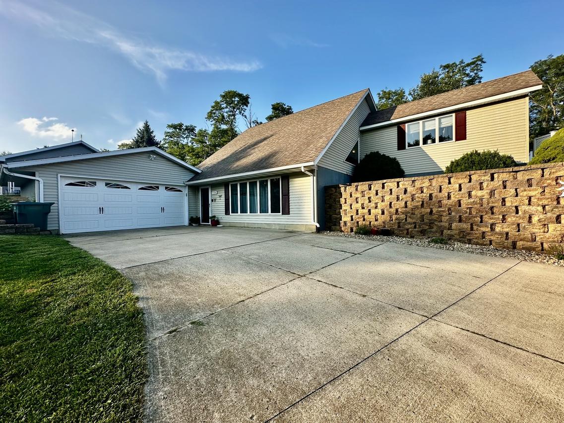 4100 Valley Dr., Clinton, IL 61727