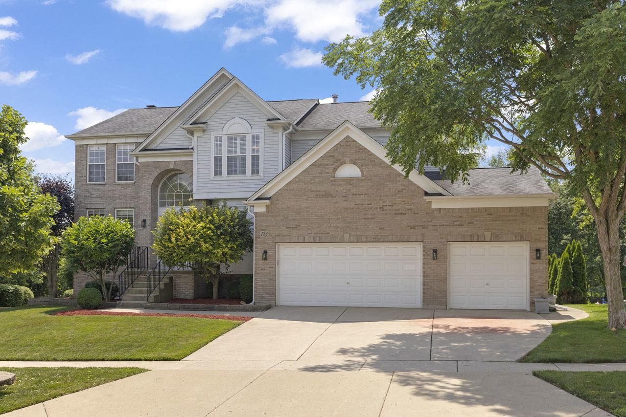 122 Rosewood Dr., Streamwood, IL 60107