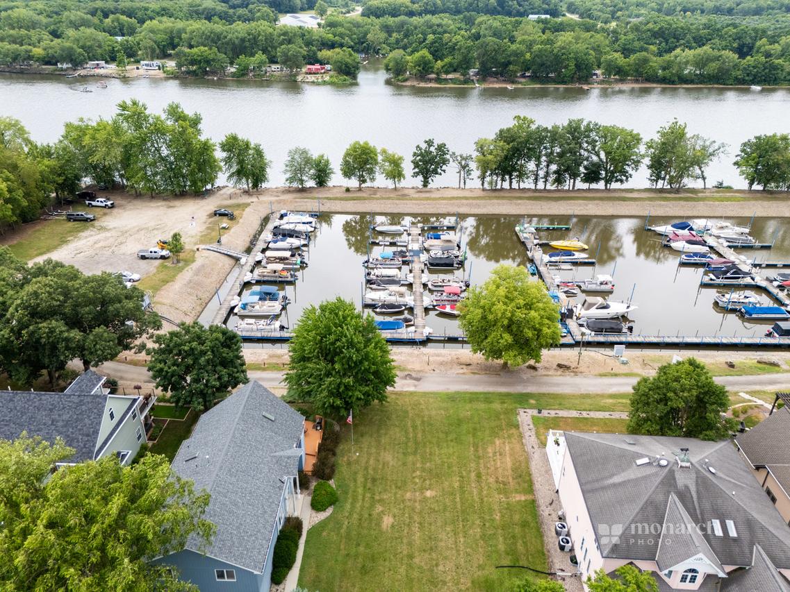 100 Hillsman Ln., Seneca, IL 61360
