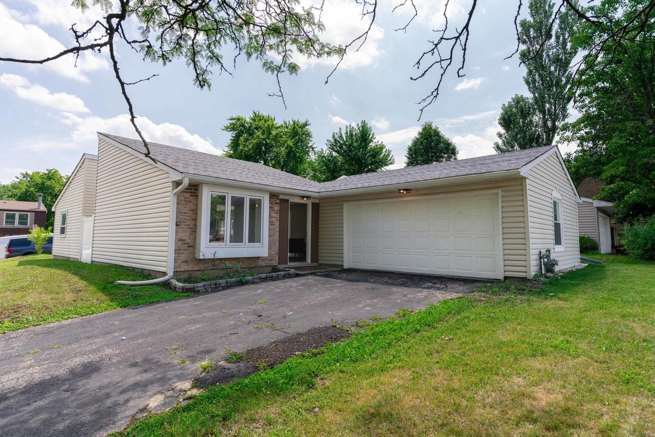 129 Highbury Dr., Elgin, IL 60120