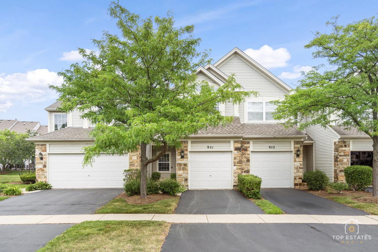 951 Viewpoint Dr., Lake In The Hills, IL 60156
