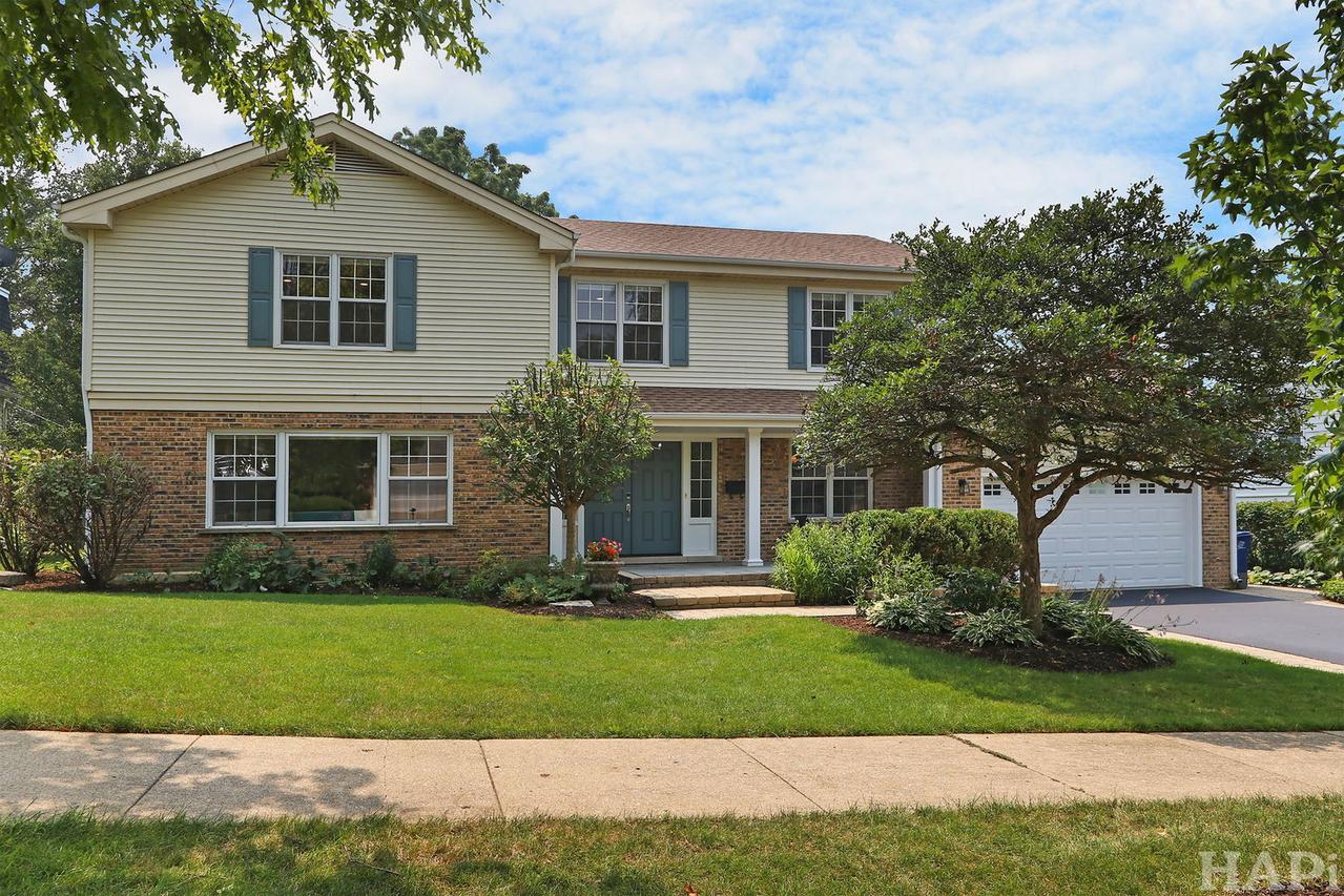 1423 Woodhill Dr., Northbrook, IL 60062
